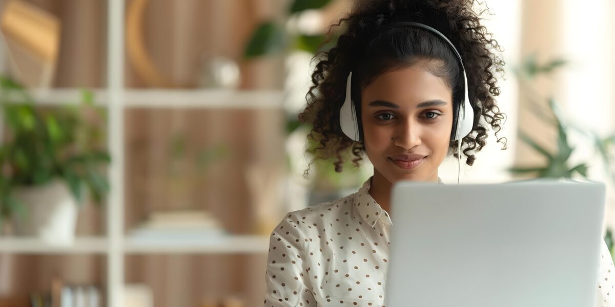 Una professionista sta seguendo al computer un corso online in modalità asincrona.