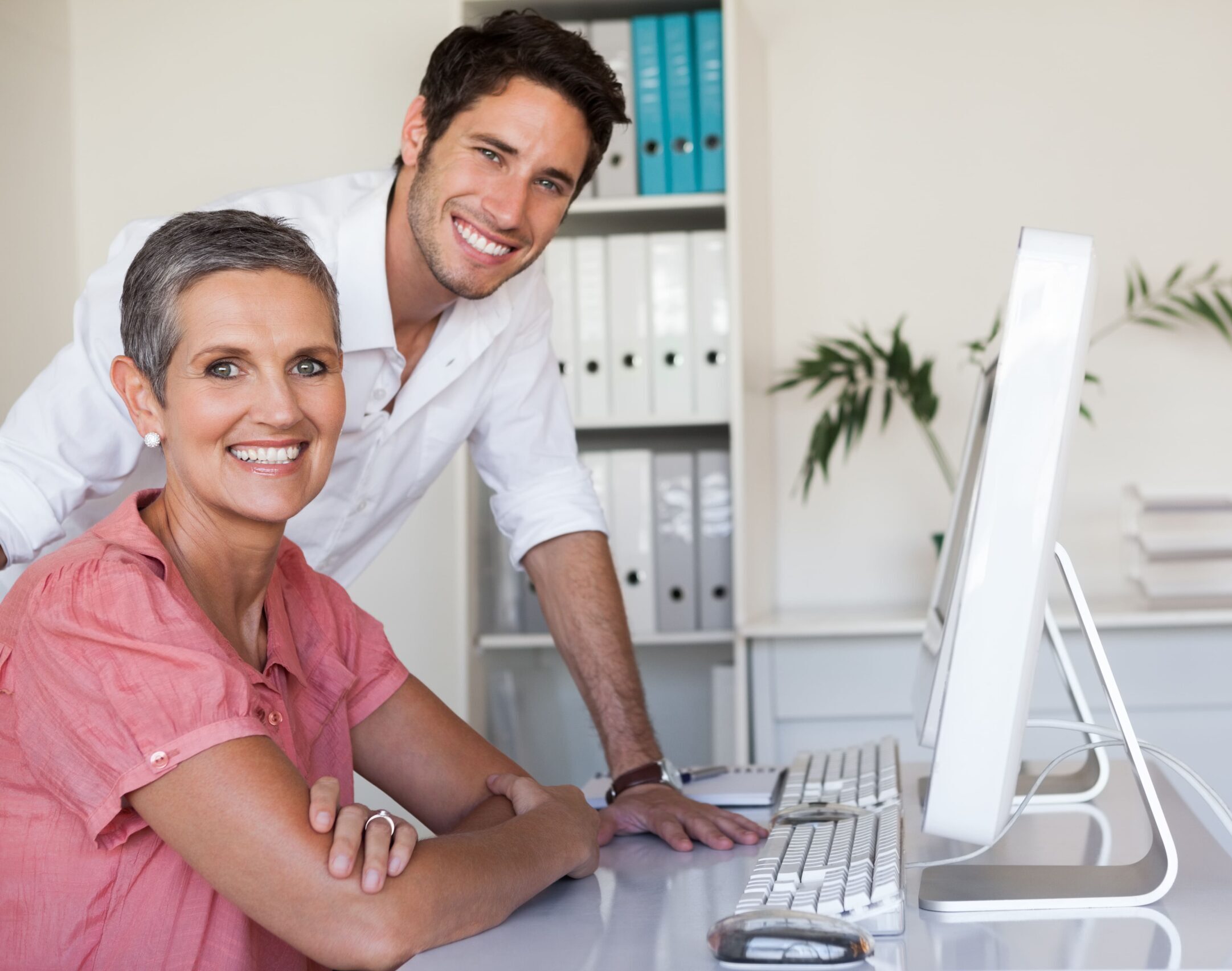 Dietologa e coordinatore stanno prenotando i pasti per gli assistiti al computer.
