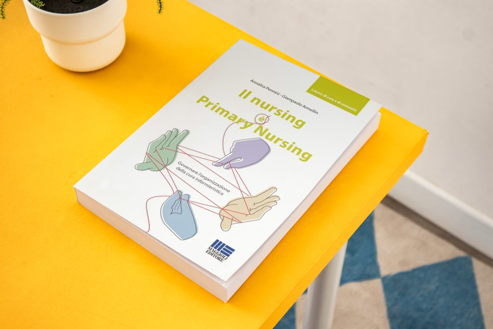 Libro Il nursing è Primary Nursing sul tavolo